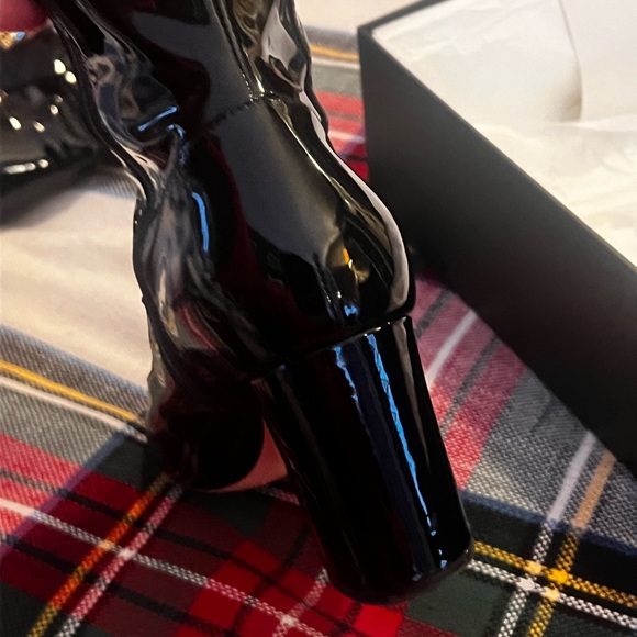 GUCCI
Patent Calfskin GG Lois Bee Ankle Booties 38.5 Black - Picture 5 of 10